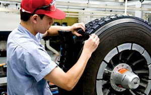 【保存版】車のタイヤ「環境貢献、経費削減に役立つ再生タイヤ、リトレッドタイヤ」まとめ